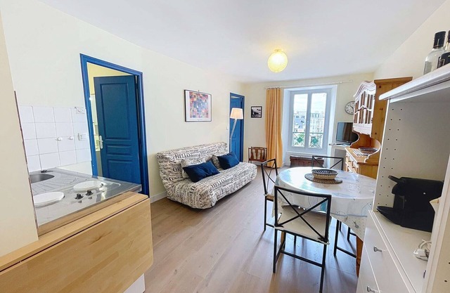Central Apartment with Elevator, Near Beach, Free WIFI, Granville