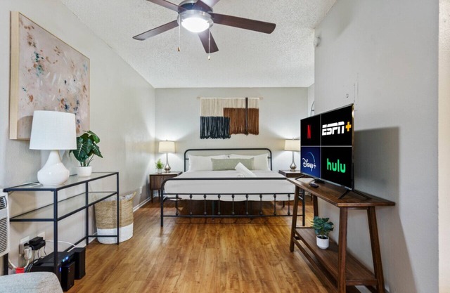 Central Austin Studio | Pets Allowed and Free Prkg