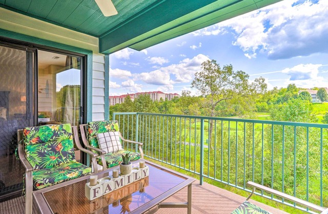 Central Branson Condo w/Pool: Walk Everywhere!