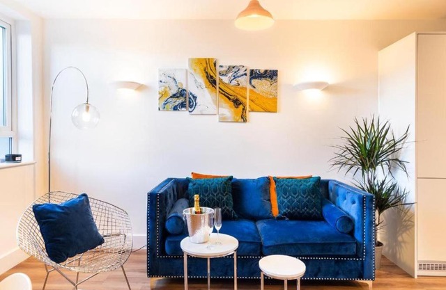 Central, Chic & Vibrant 2BD - Free Parking