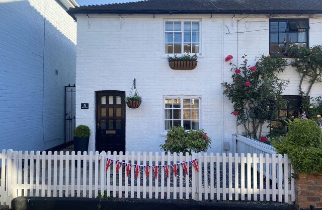Central Christchurch, pretty grade II listed cottage