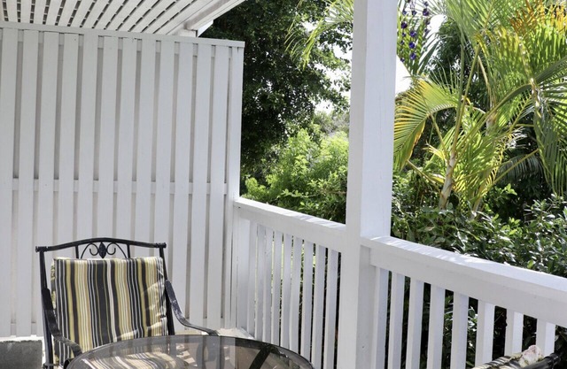 Central Condo Oasis w/pool, walk to bus + shops
