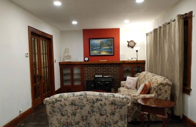 Central & Conveniently Located House for up to 8