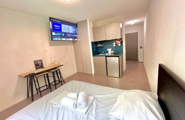 Central, fully-equipped studio Lyon kitchen included