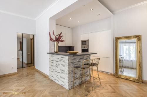 Central Kaunas Luxury Apartment with Free Parking
