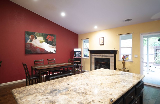 Central Location 4BR w/Arcades & Spacious Parking