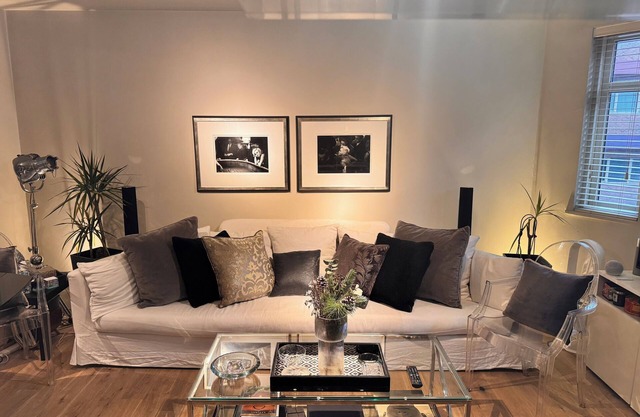 Central London - Zone 1, Cool And Contemporary Home, Complete With Air Con.