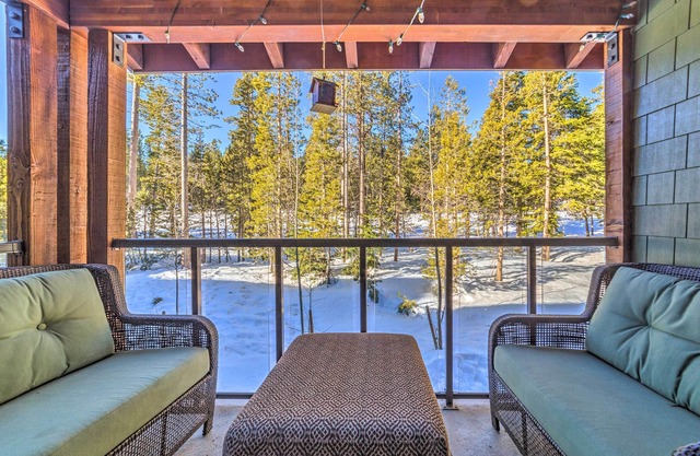 Central Mammoth Lakes Townhome ~ 1 Mi to Slopes