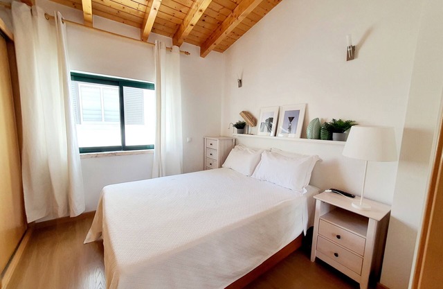 Central, one-bedroom duplex near the sea. Free Wi-Fi