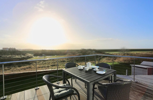 Central, quiet maisonette apartment with tidal flat view - for families & couples
