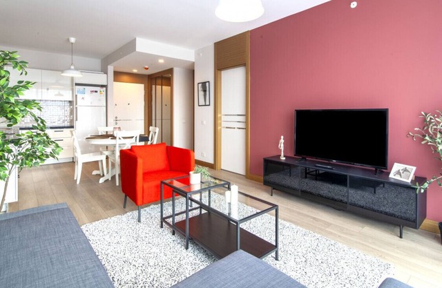 Central Residence Flat with Balcony in Fikirtepe