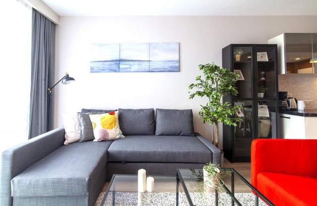 Central Residence Flat with Balcony in Fikirtepe