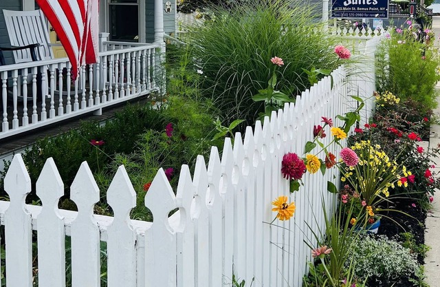 Central romantic King, Lake just steps away, cable TV fast Internet, hardwoods