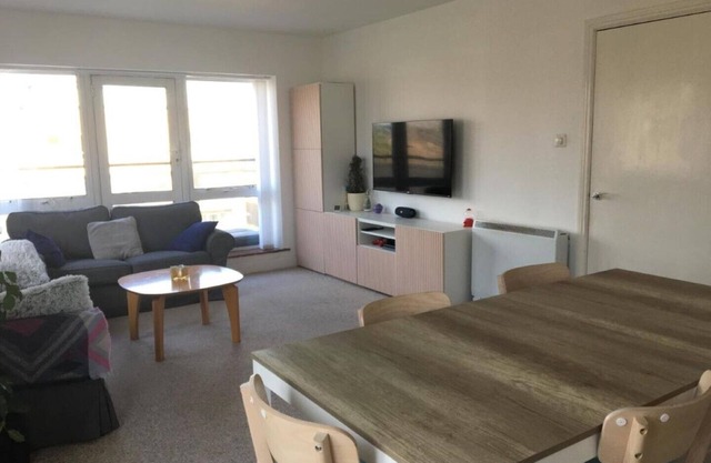 Central Spacious 3 Bedroom Apartment With Parking