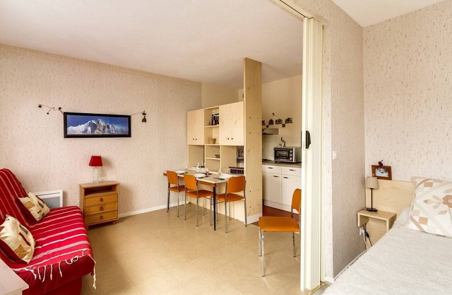 Central Studio with 2 Sleeping Areas, Near Amenities, Sleeps 5