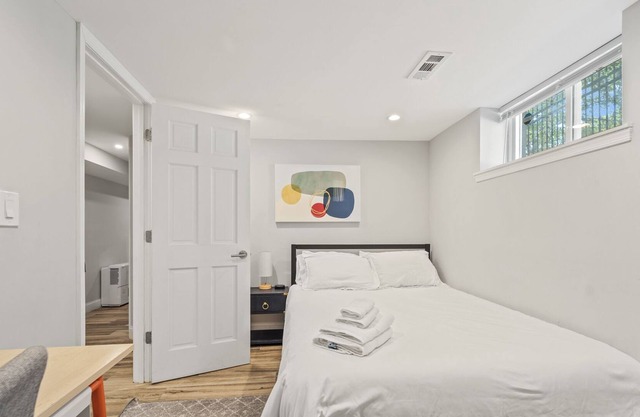 Central & Sunny Apartment 2bd/1ba in Shaw | Long-term