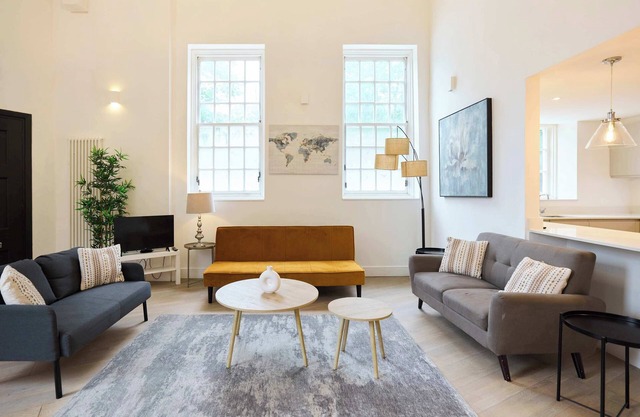 Central Tadworth Terrace Flat - Split- level 2BDR