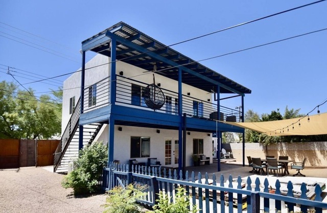 Centrally Located 2 Bed/1 Bath Home,Private Garage, Deck and Close to EVERYTHING