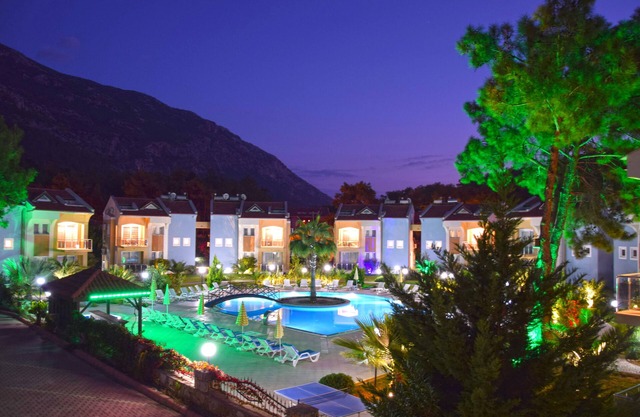 Centrally located 3 bed 3 bath apartment with private roof terraces. FREE WIFI