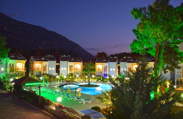 Centrally located 3 bed 3 bath apartment with private roof terraces. FREE WIFI