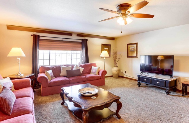 Centrally-Located Deadwood Apt w/Mountain Views!