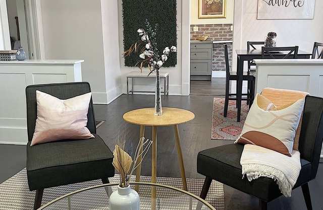 Centrally Located Downtown Cottage - Sleeps 4