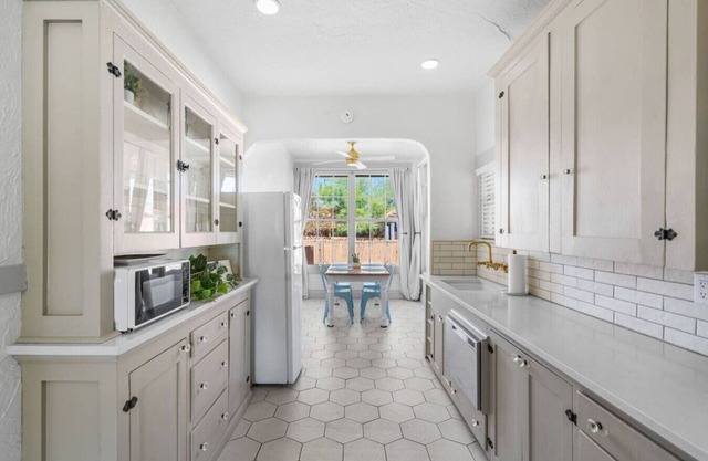Centrally located near The U of A- go Wildcats!