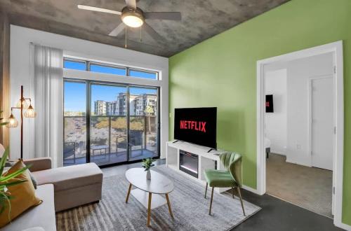 Centric 2BR In HEART of DTPHX Free Garage Parking