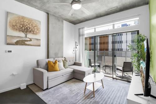 Centric 2BR In HEART of DTPHX Free Garage Parking