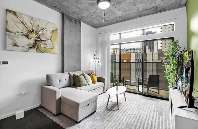 Centric 2BR In HEART of DTPHX Free Garage Parking