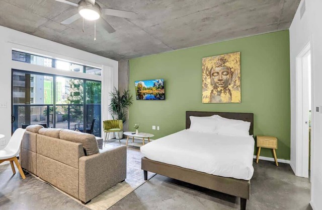 Centric Studio In HEART of DTPHX Free Parking+Pool