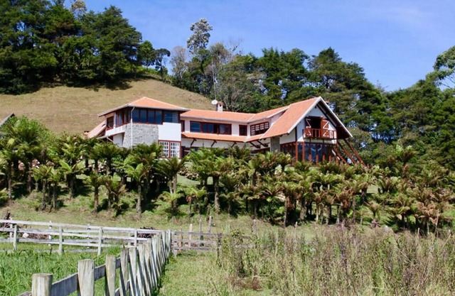 Chácara com Wi-Fi, churrasqueira e lazer em Cunha