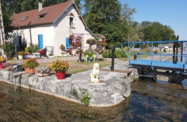 Château de Montboulon cottage with swimming pool