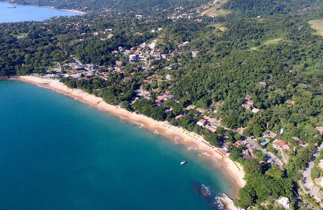 Chalet 2 a 80 mt. from the beach of Curral in Ilhabela. Magnificent view of the sea !