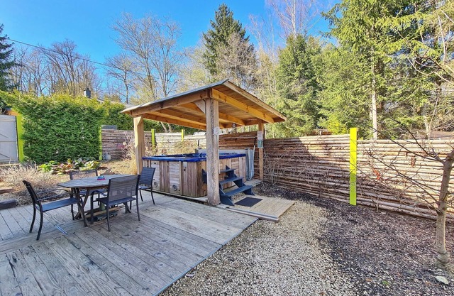 Chalet 4 pax 15 minutes from Durbuy with hot tub