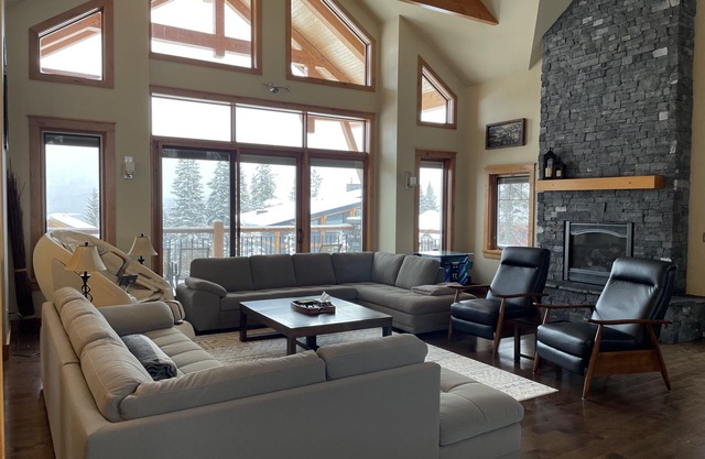 Chalet, 5 Bedrooms + Den, 4.5 Baths (Sleeps 10-12)