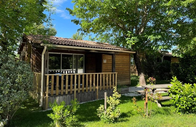 Chalet Bois Premium 31m2 - 2 Schlafzimmer - überdachte Terrasse - TV - LV - Klimaanlage 6 Personen