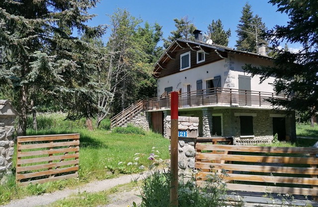 Chalet bottom in a quiet place near the slopes Pyrennees 2000