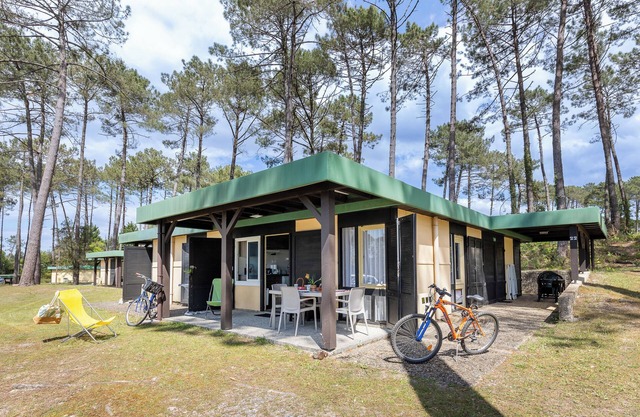 Chalet 'Bungalow 4 Pers Village Vacances' with Shared Pool, Private Terrace and Wi-Fi