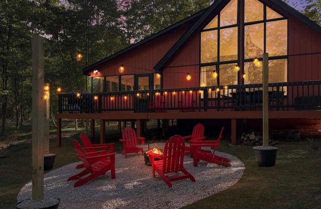 Chalet Cabin w Hot Tub, WiFi, Firepit, Grill, Deck