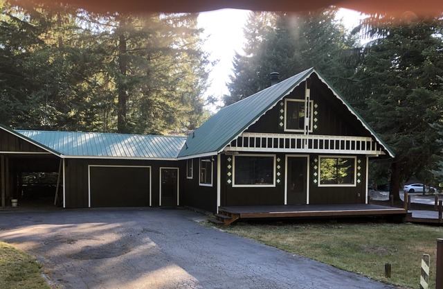 Chalet Crystal: Greenwater, WA 15-20 min to Crystal Mountain Ski area.
