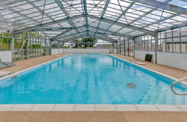 Chalet 'Éco Mary, Nature Et Piscine' with Shared Pool, Shared Terrace and Wi-Fi