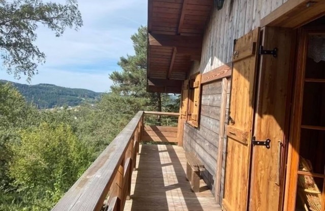 Chalet "Entierement Rénové au Calme" with Mountain View, Private Terrace & Wi-Fi