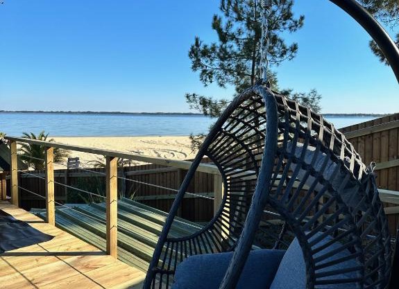 Chalet et Jaccuzy sur la plage