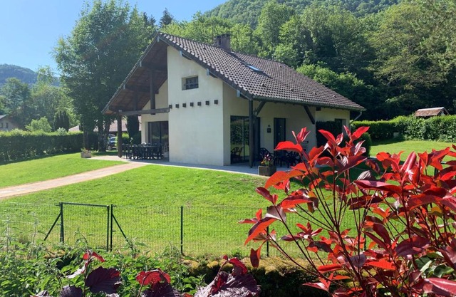 Chalet gite l'Arcange 3 chambres au calme Franche Comte bord de riviere peche sur place