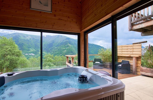 Chalet "La Traverse" with Mountain View, Whirlpool & Wi-Fi