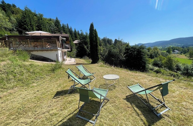 Chalet les Brimbelles, 8min from Lac de Gérardmer on the edge of the forest with view