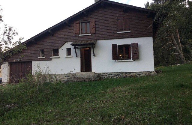 Chalet 'Les Iris' with Mountain View and Private Garden