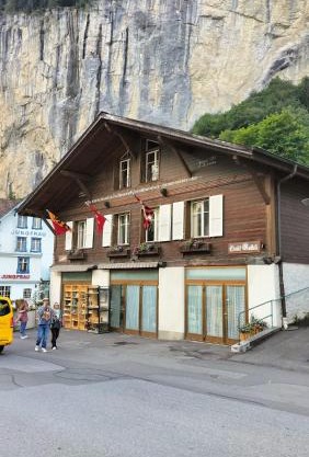 Chalet Maithili Lauterbrunnen -152-Year-Old Majestic Chalet