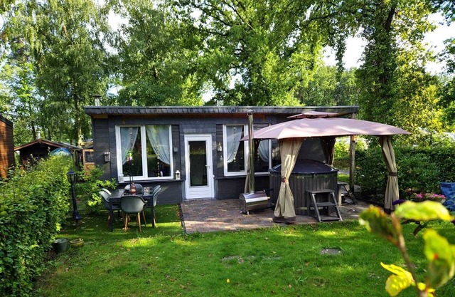 Chalet met hottub op jocomo park